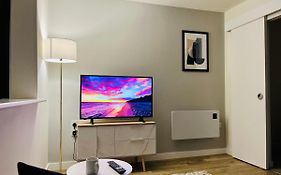 Fantastic One Bedroom Apartment Near Old Trafford Stadium